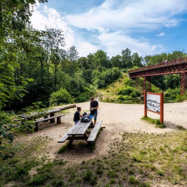 Ein Paar an der Wiederentdeckten Brücke