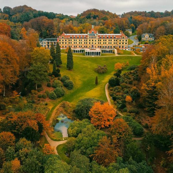 Der park bei Hotel Vejlefjord