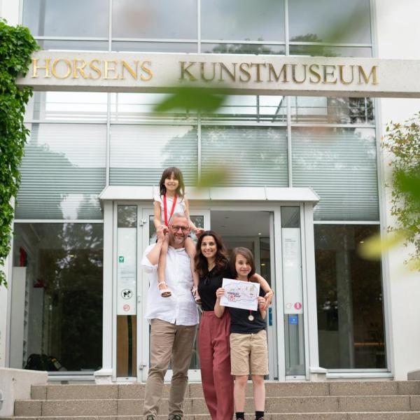 Familie begibt sich für die Schatzsuche rund um Horsens am Kunstmuseum auf einen Spaziergang