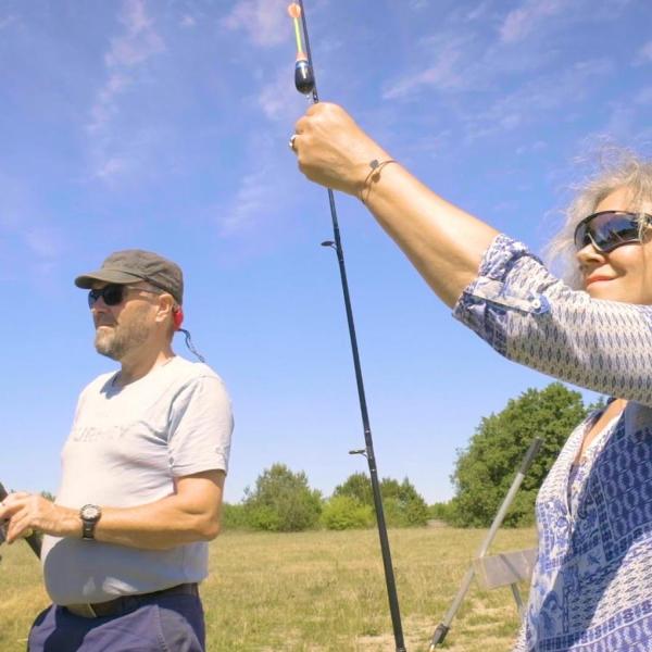 Paar angelt im Naturangelpark bei Fyelmose