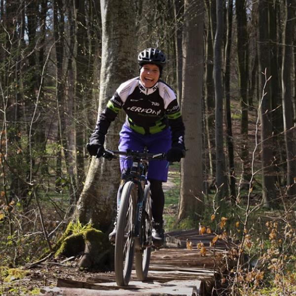 Frau fährt auf dem Mountainbike auf dem Trail im Tofteskov in Juelsminde