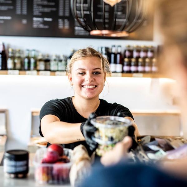 Essen zum Mitnehmen wird im Sandwich-Laden in Odder abgeholt