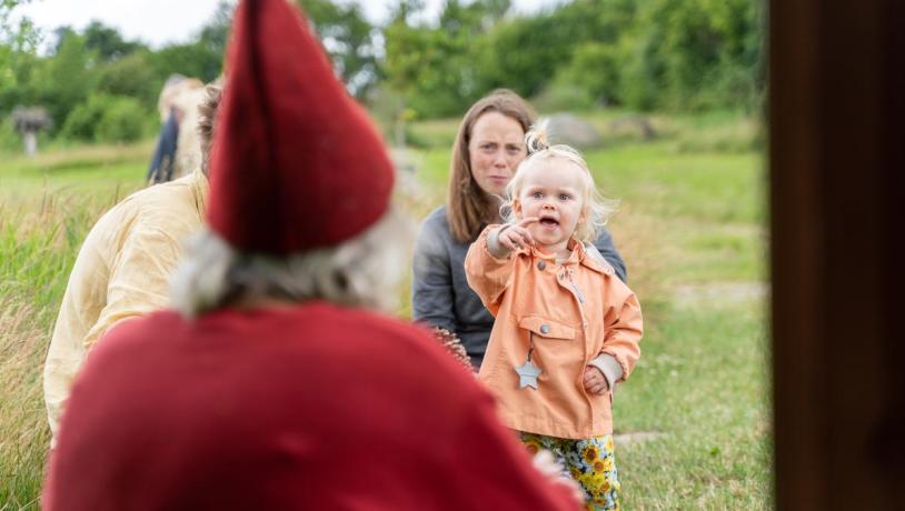 Kleines Mädchen zeigt