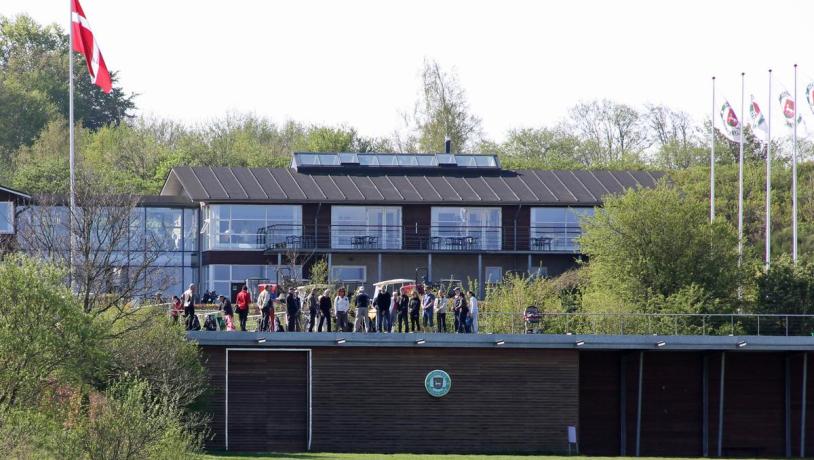 Das Klubhaus des Horsens Golfklub von außen gesehen