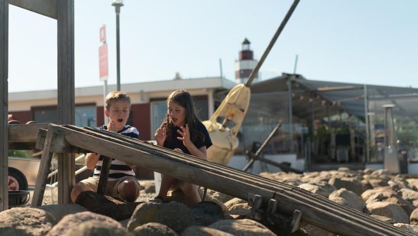 Kinder veranstalten einen Krebswettlauf