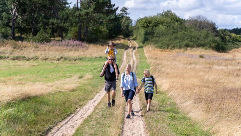 Familie geht auf Tunø auf Schatzsuche