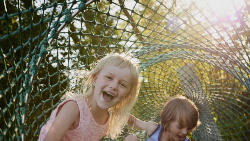 Kinder spielen in einem rotierenden Netz