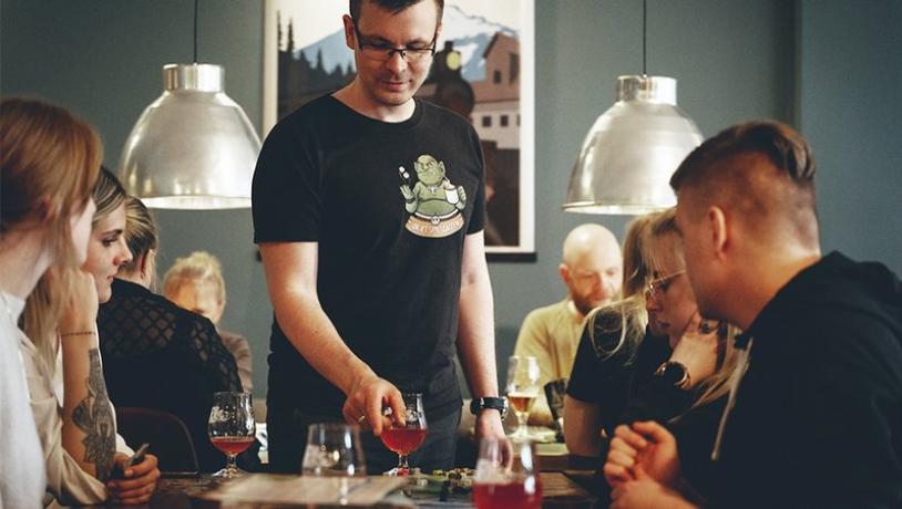 Freunde machen es sich im Brettspielcafé in Horsens gemütlich