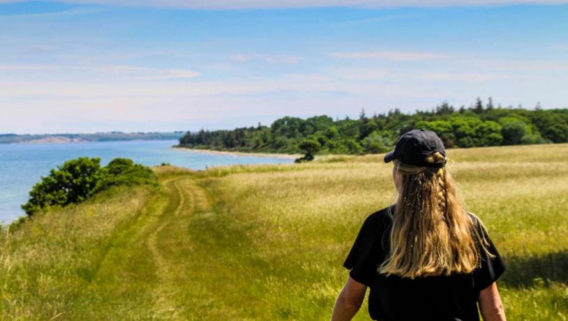 Frau wandert am Nørreklint auf Tunø