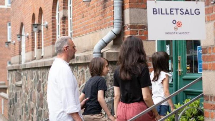 Familie mit zwei Kindern besucht das Industriemuseum in Horsens