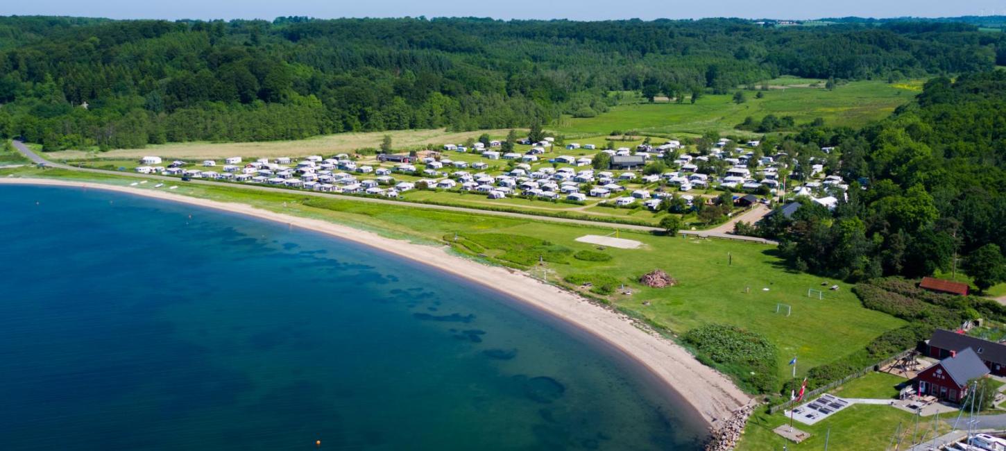Campingplatz am Wasser im Küstenland in Dänemark