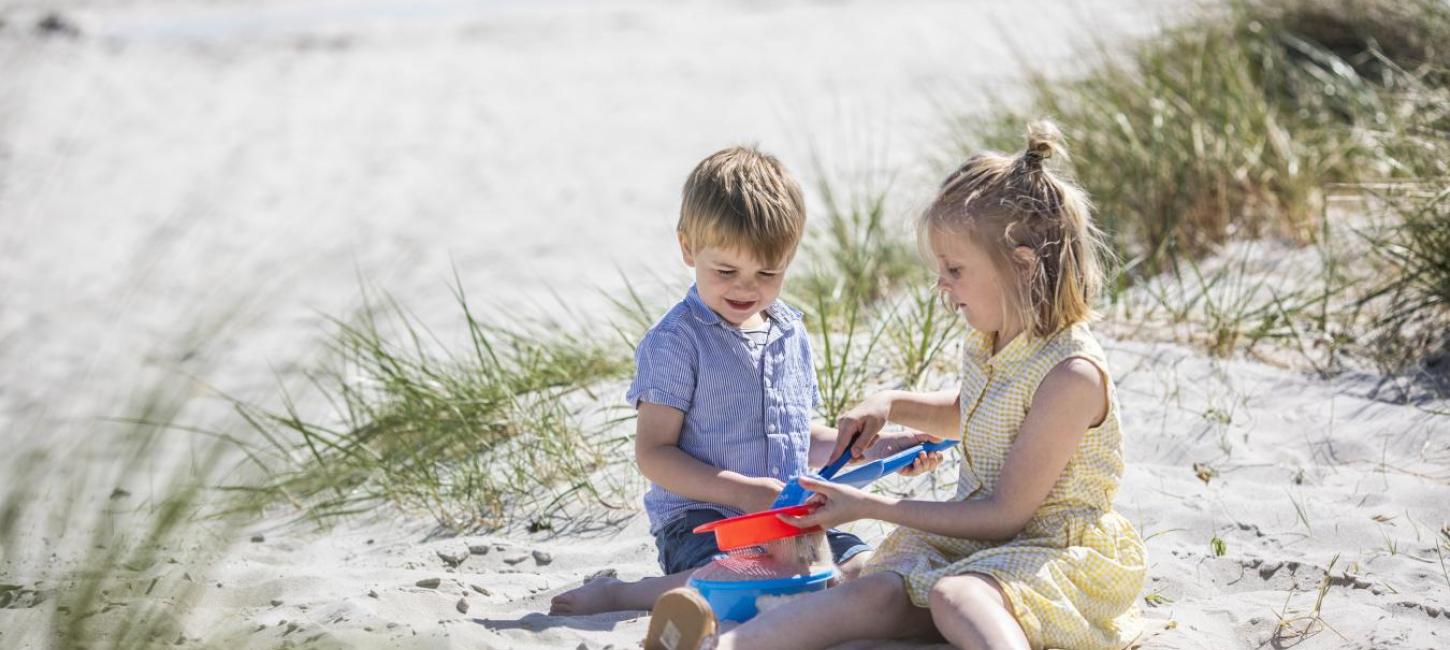Kinder spielen am Saksild Strand im Sand