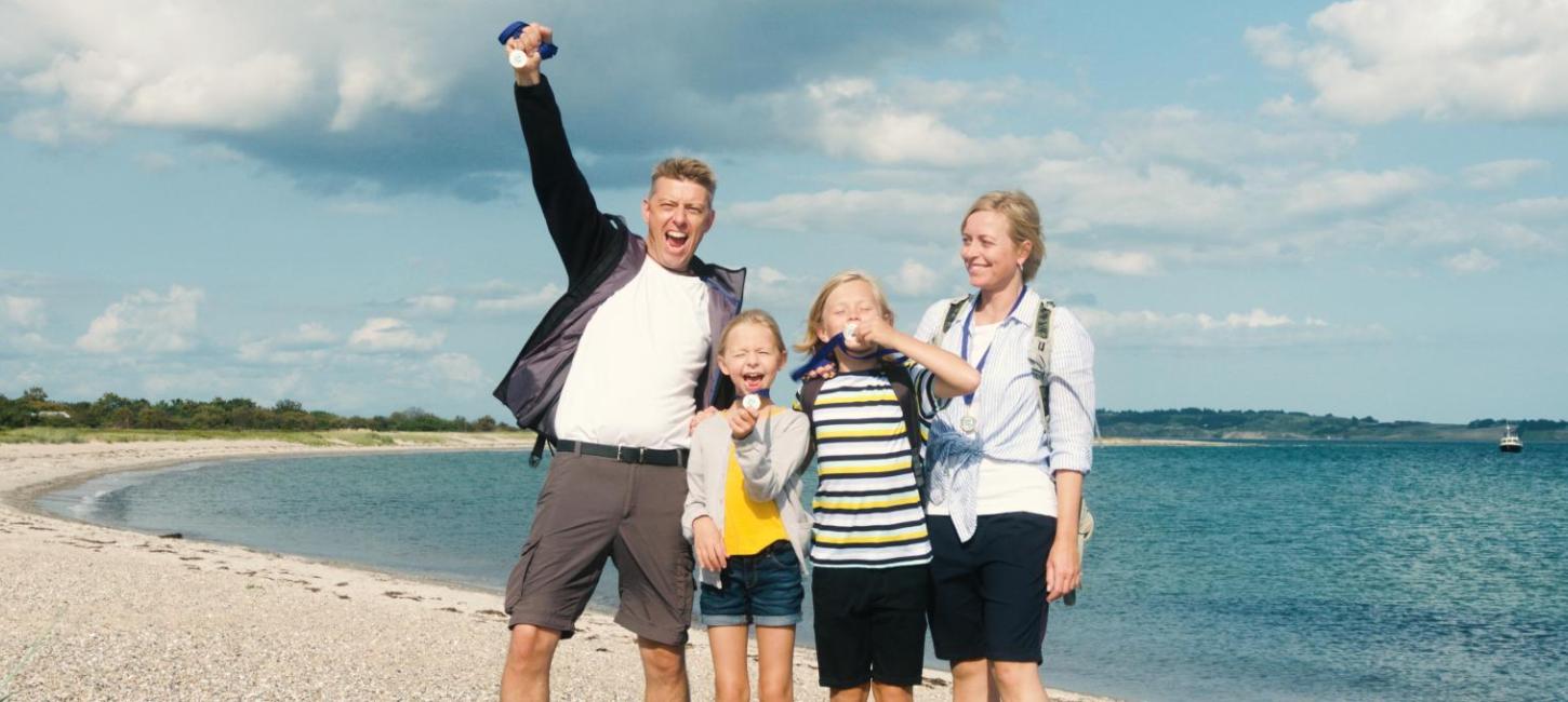 Eine Familie jubelt nach der Schatzsuche auf Tunø