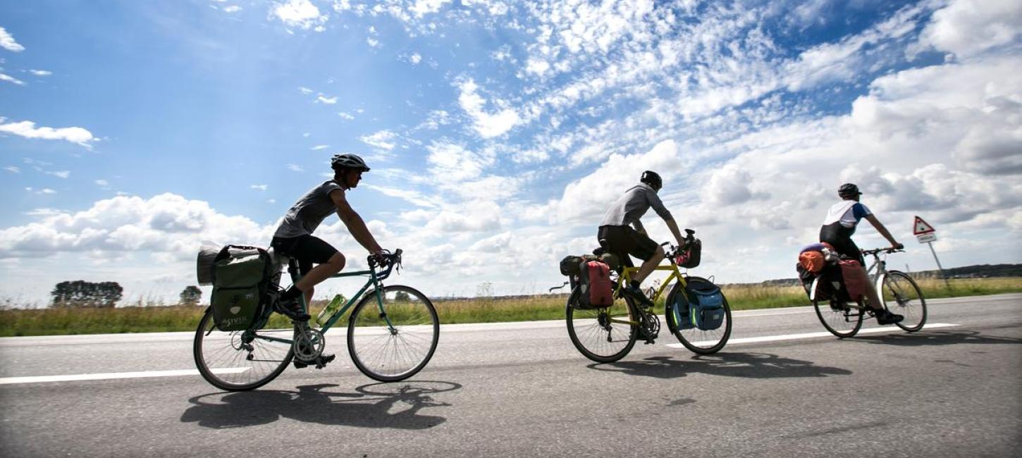Drei Radfahrer im Fahrradurlaub im Küstenland