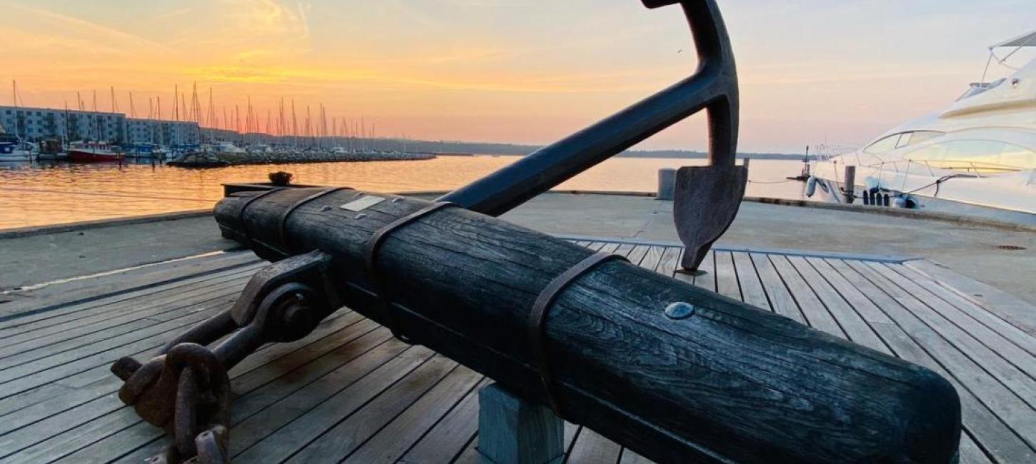 Der Anker der Fregatte Jylland liegt im Hafen von Juelsminde