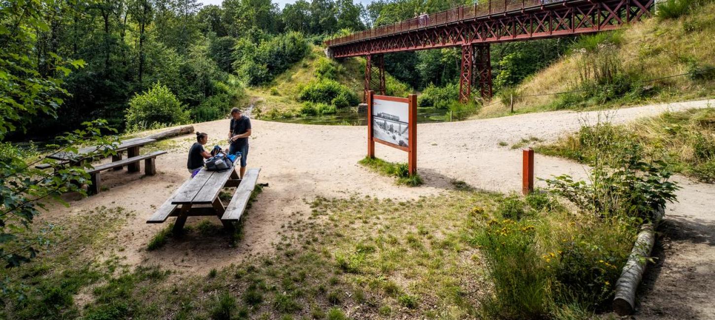 Ein Paar an der Wiederentdeckten Brücke