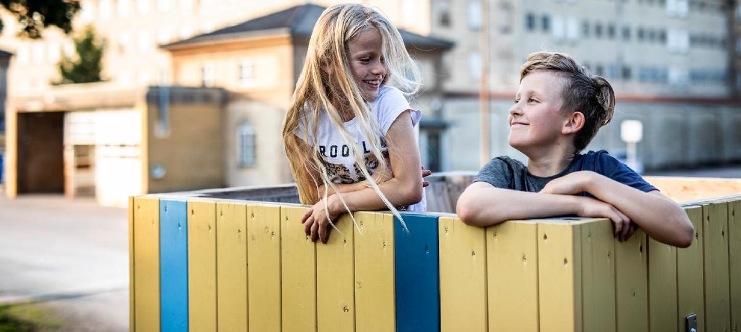 Geschwister spielen auf dem Spielplatz