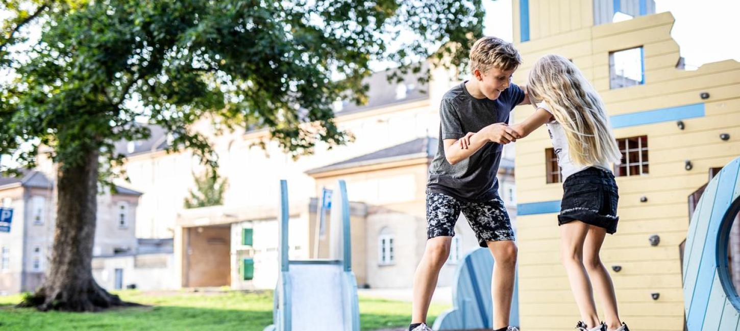 Kinder spielen auf der Wippe