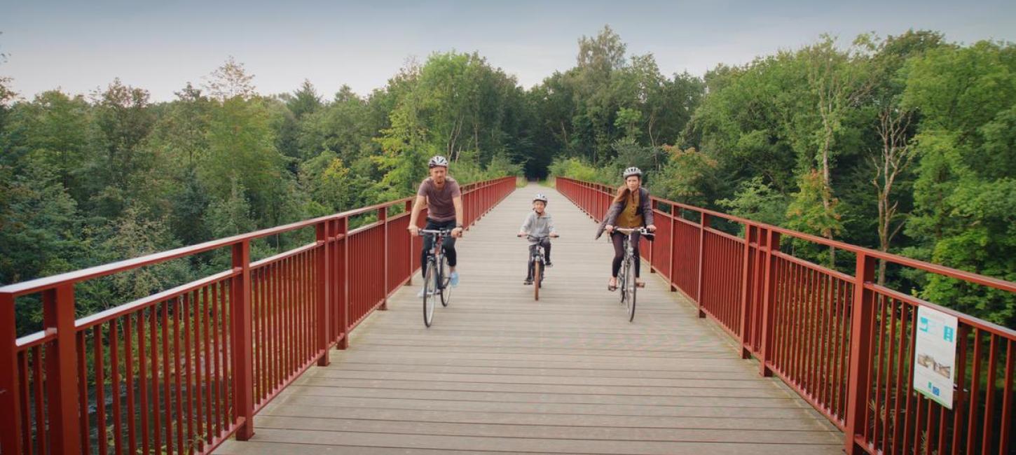 Familie fährt Fahrrad auf der Wiederentdeckten Brücke
