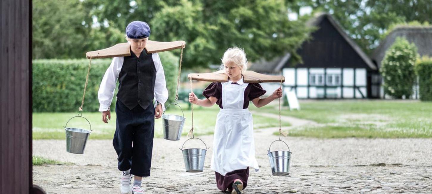 Kinder verkleiden sich im Freilichtmuseum Glud im Küstenland