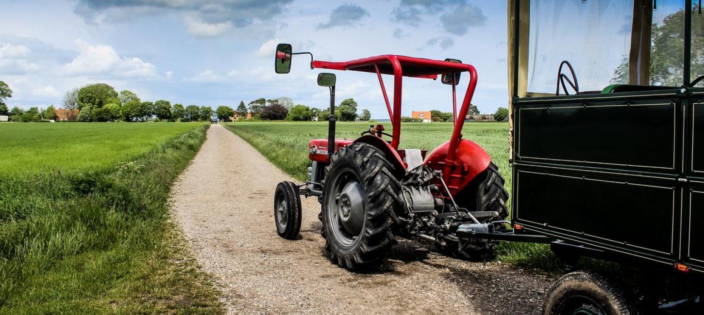 Roter Traktor auf Hjarnø