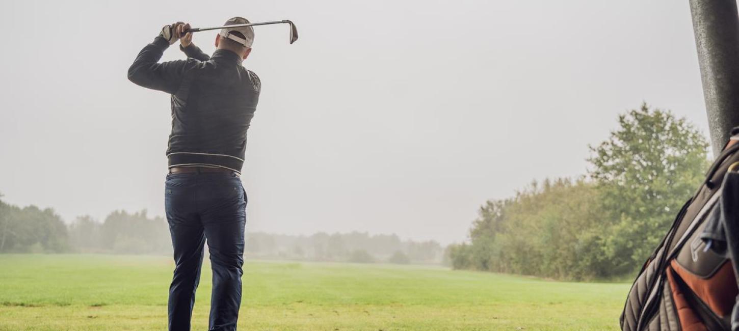 Golfer schlägt im Horsens Golfklub einen Ball ab