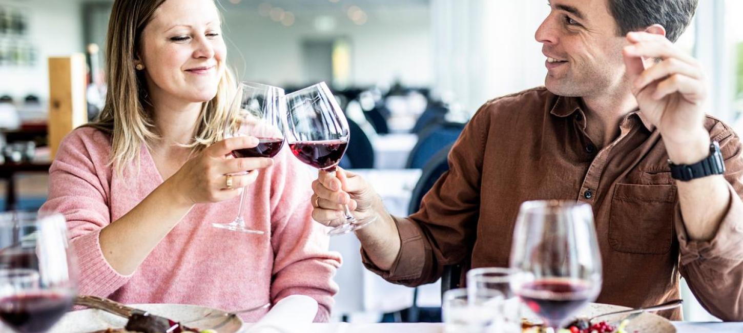 Paar beim Abendessen im Hotel Juelsminde Strand