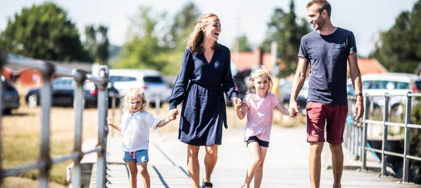 Familie geht im Hafen von Norsminde spazieren