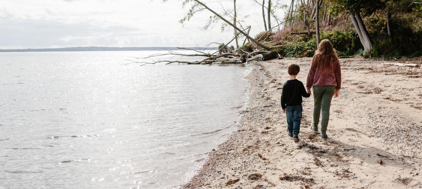 Kinder gehen auf dem Strand von Stenhøj