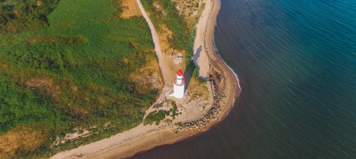 Leuchtturm bei Træskohage von der Drohne aus gesehen