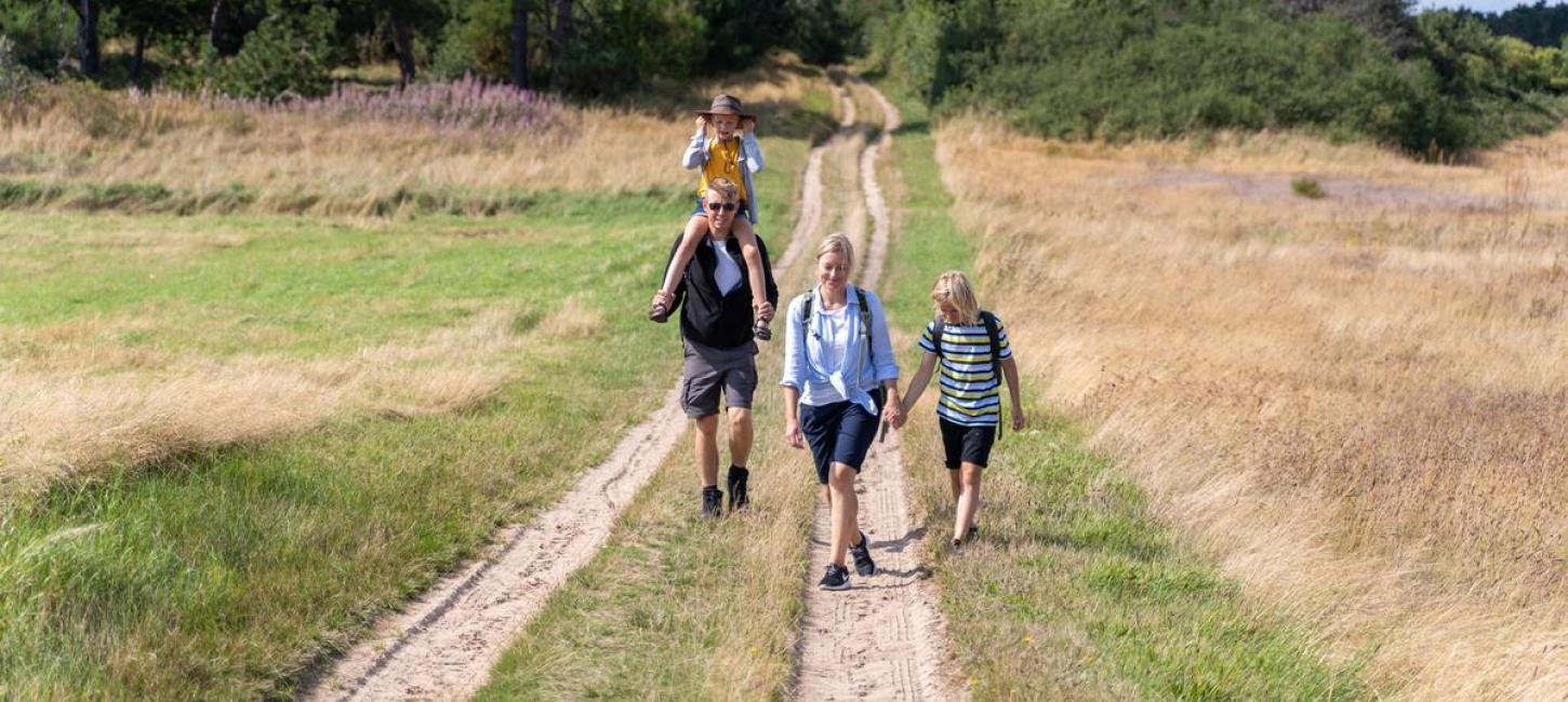 Familie geht auf Tunø auf Schatzsuche