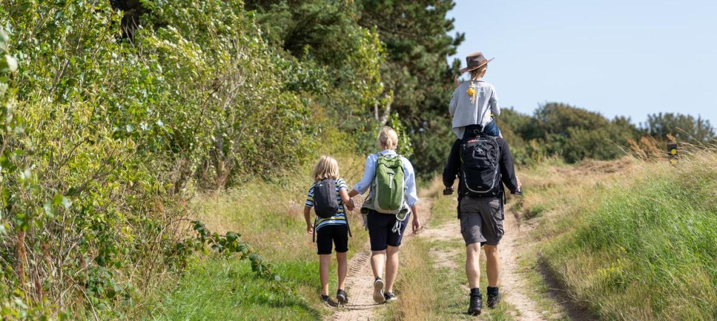 Familie auf Schatzsuche auf Tunø