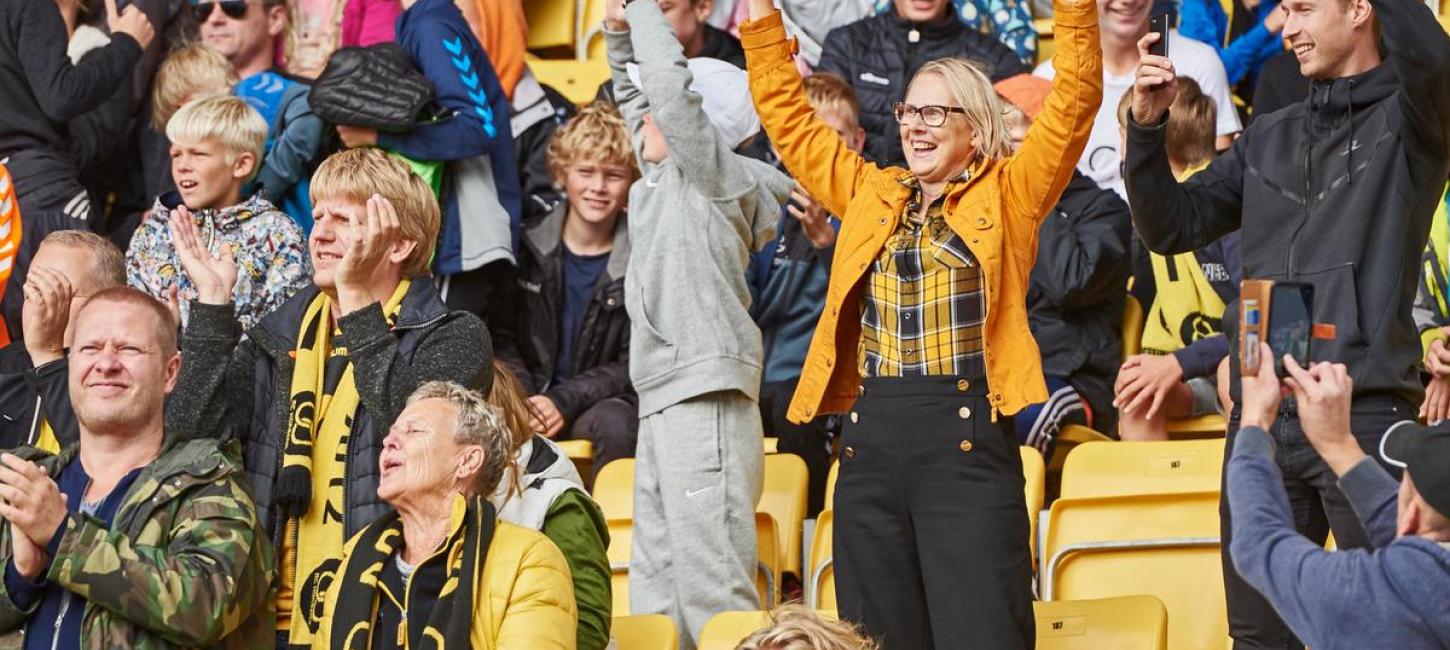 Fußballfans auf der Tribüne in der CASA Arena Horsens