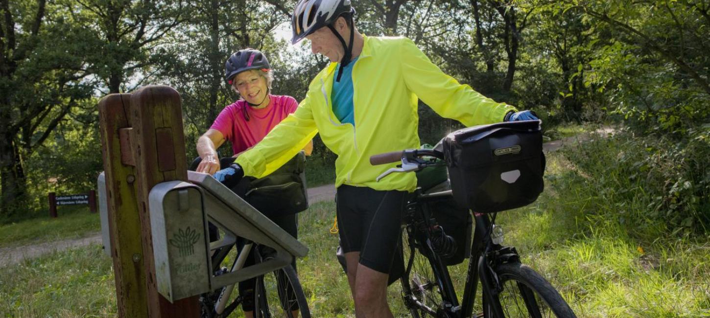 Radfahrer am Gudenå im Küstenland in Dänemark