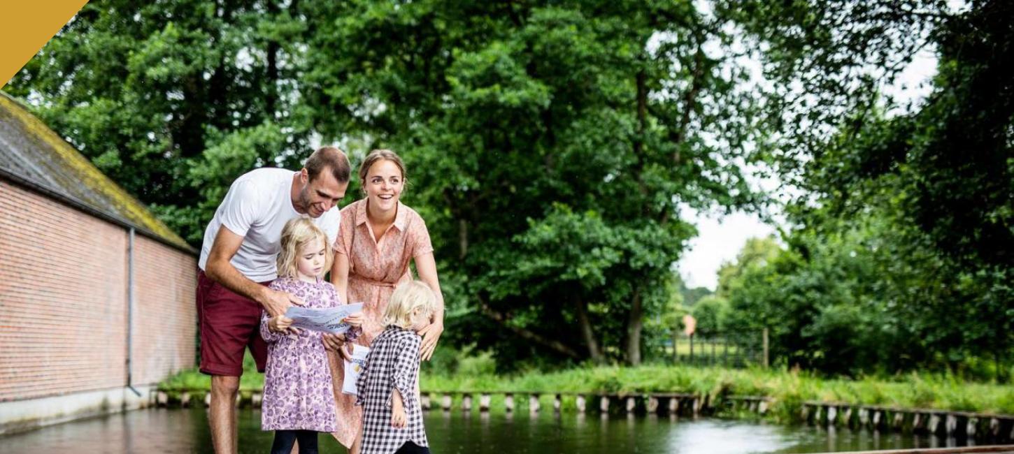 Familie auf Schatzsuche rund um Odder – eine von vier Schatzsuchen in der Urlaubsregion Küstenland