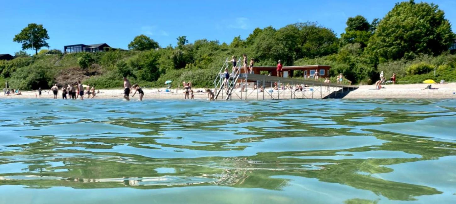 Herrliches Badewasser bei Rude Strand an der Küste von Odder – ein Teil der Urlaubsregion Küstenland