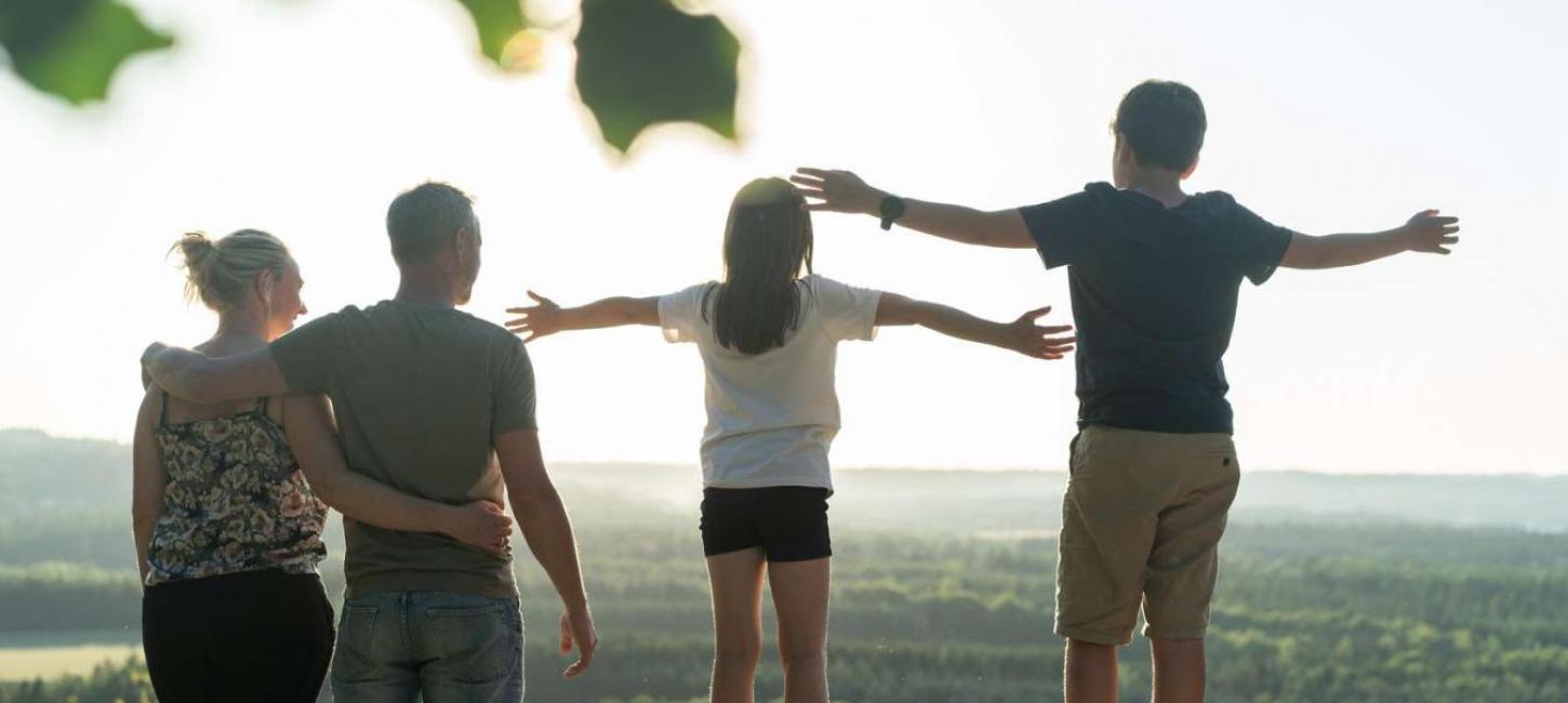 Familie genießt die Aussicht vom Zuckerhut in der Urlaubsregion Küstenland