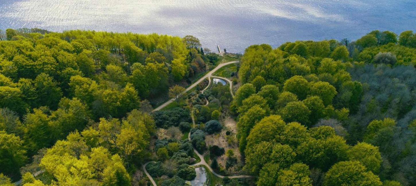 Park und Kurwege beim Hotel Vejlefjord von oben gesehen