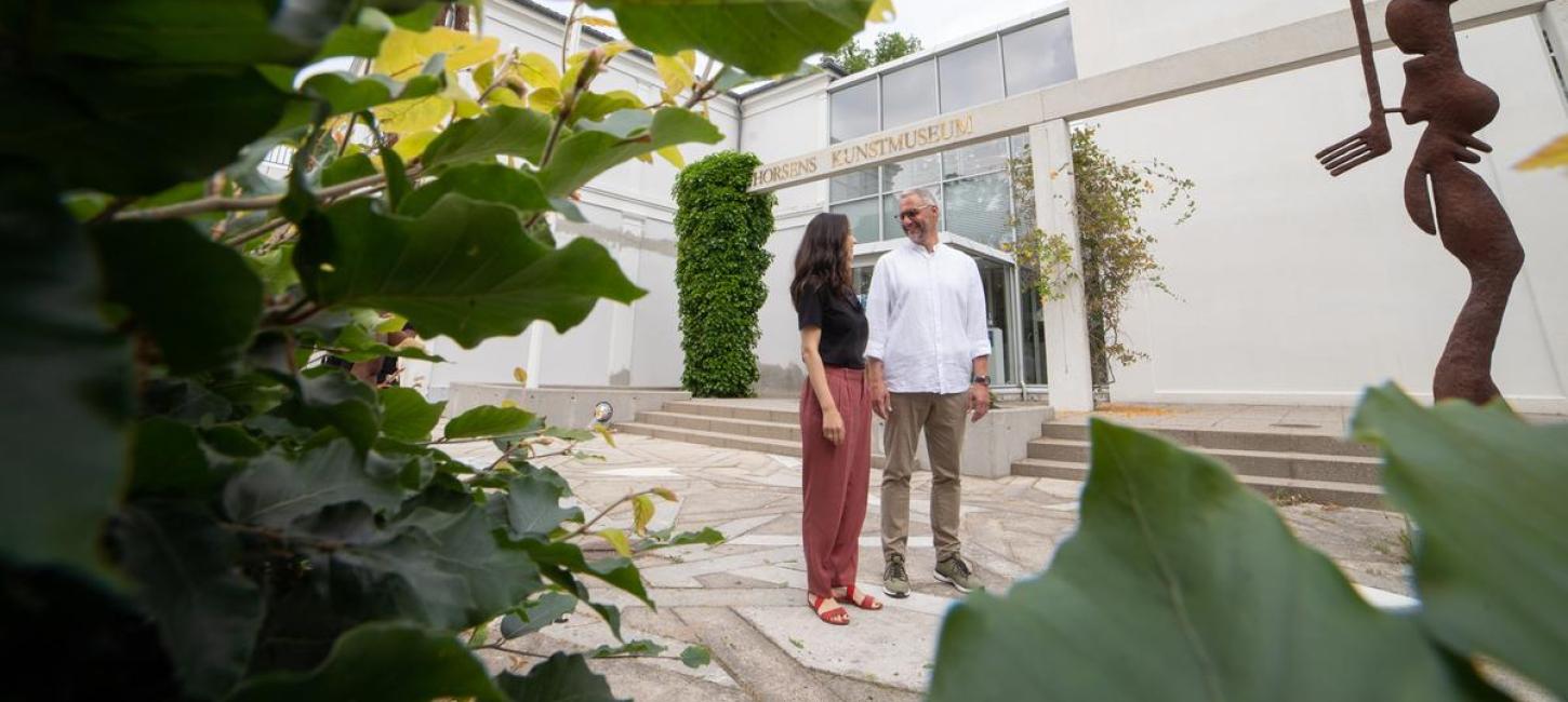 Ehepaar bei einem Ausflug mit Kultur steht am Horsens Kunstmuseum