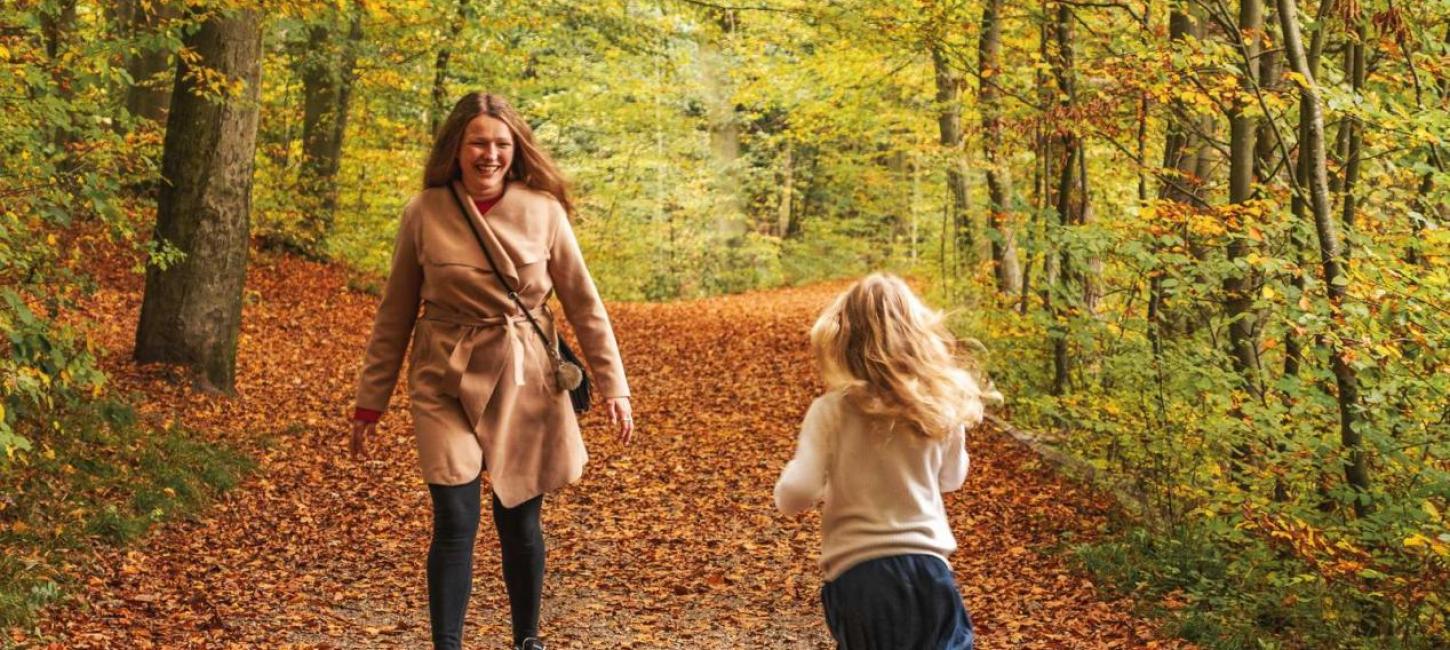Mutter und Tochter im Åbjergskov am See von Bygholm an einem Herbsttag