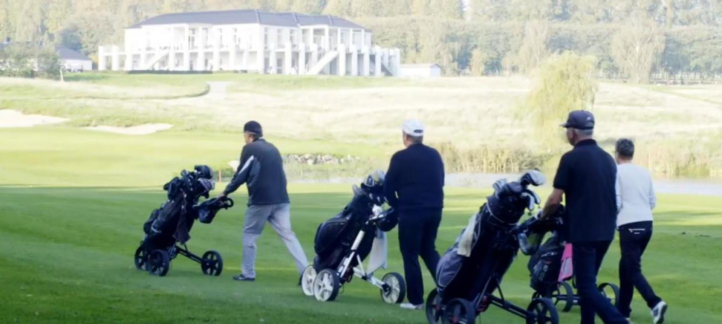 Vier Golfspieler auf dem Platz des Stensballe Golfklub