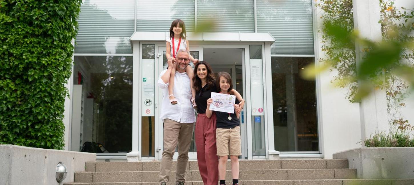 Familie begibt sich für die Schatzsuche rund um Horsens am Kunstmuseum auf einen Spaziergang