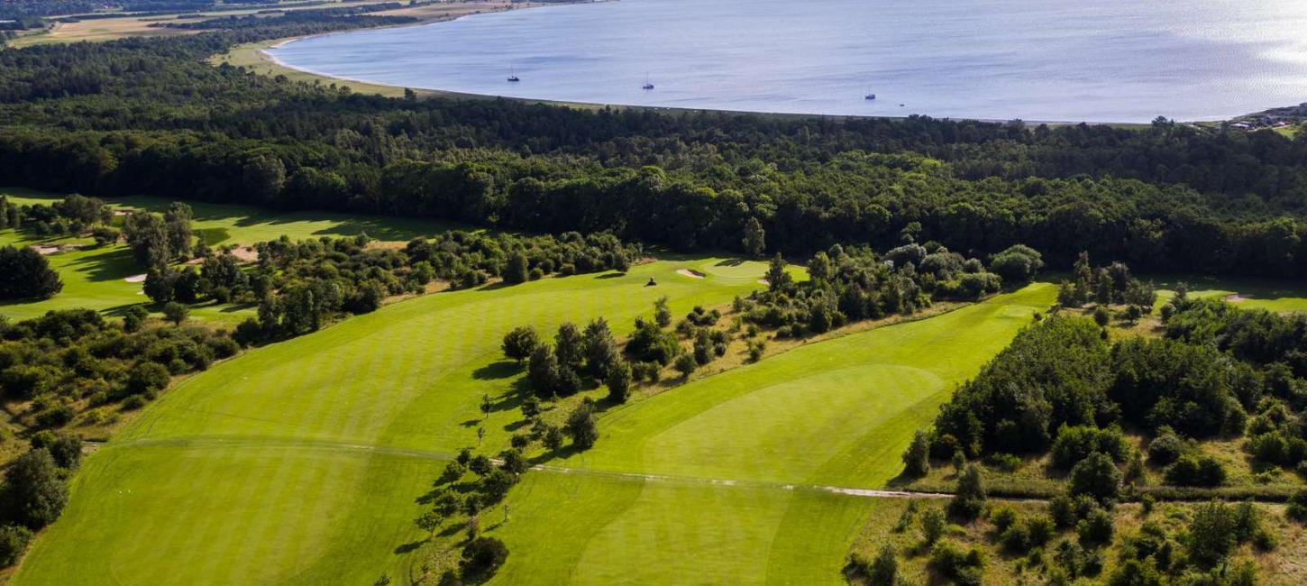 Küstennahe Greens im Juelsminde Golfklub – ein Teil der Urlaubsregion Küstenland