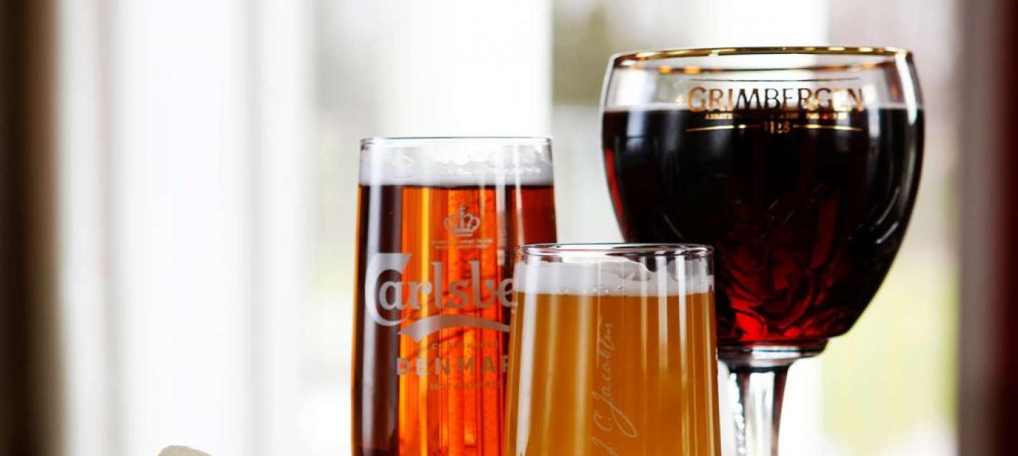 Drei Sorten Bier in Gläsern im Restaurant Griffenfelds im Stensballegaard Golfklub