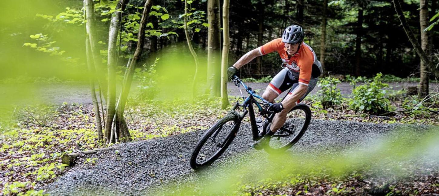 Mann auf Mountainbike in Kurve auf dem Trail im Bisgaardskov in Odder