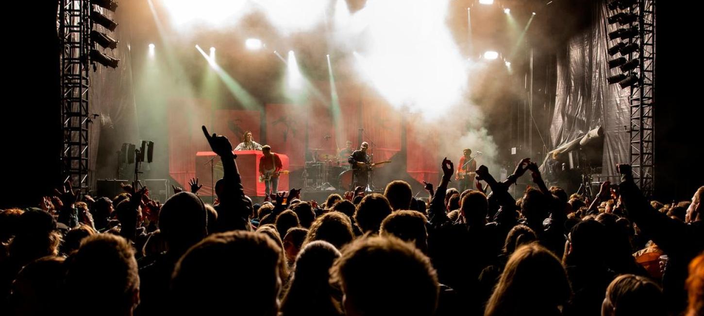 Hände in der Luft vor der Bühne am Abend beim Wall of Sound in der Urlaubsregion Küstenland