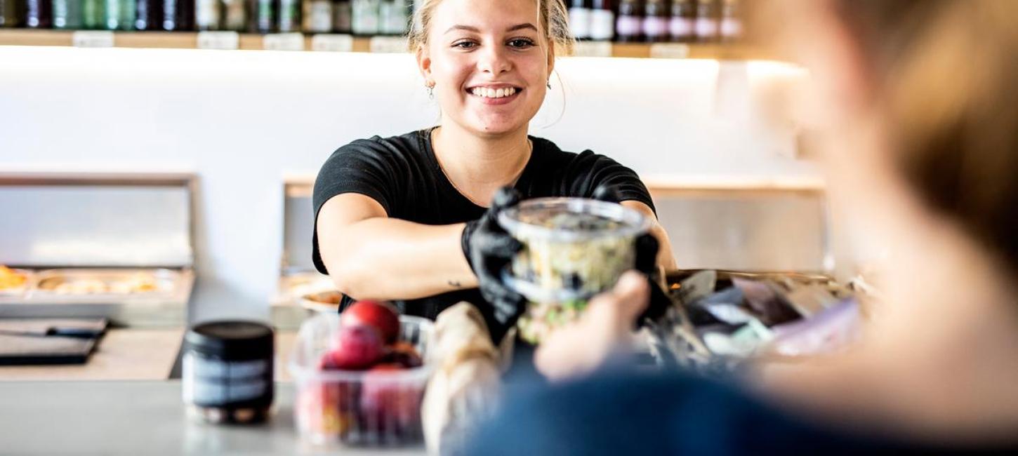 Essen zum Mitnehmen wird im Sandwich-Laden in Odder abgeholt