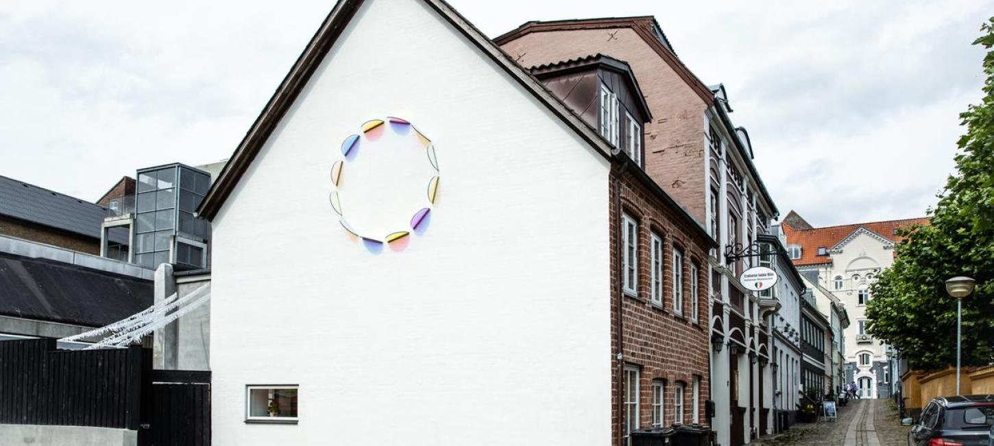 Skulptur på gavl i Horsens af Sofia Ivarsson