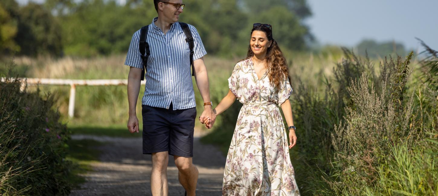 Mand of kvinde går tur ved Odderkysten ved Hou på vandrerute