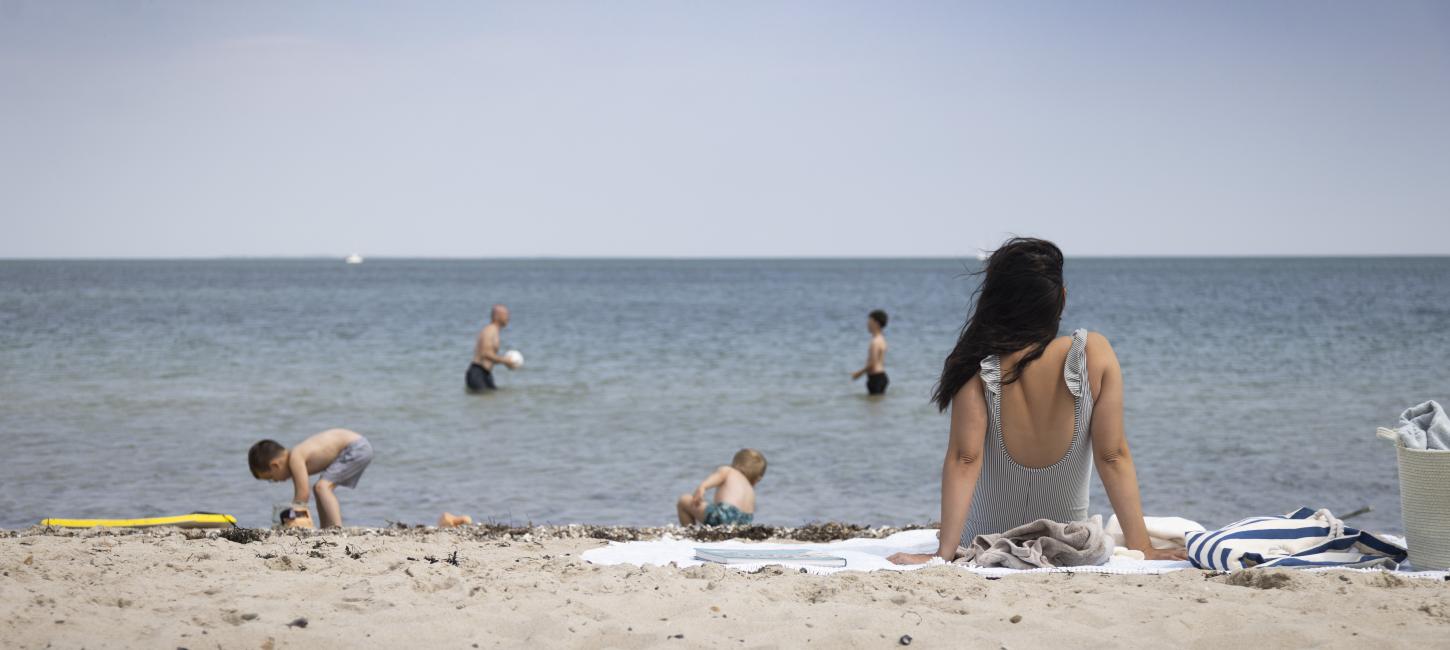 Familie på Storstranden i Juelsminde